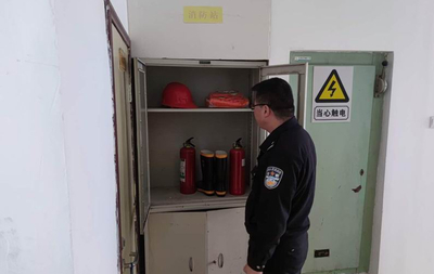 三門峽市公安局湖濱分局建設警務室對轄區賓館開展安全消防檢查